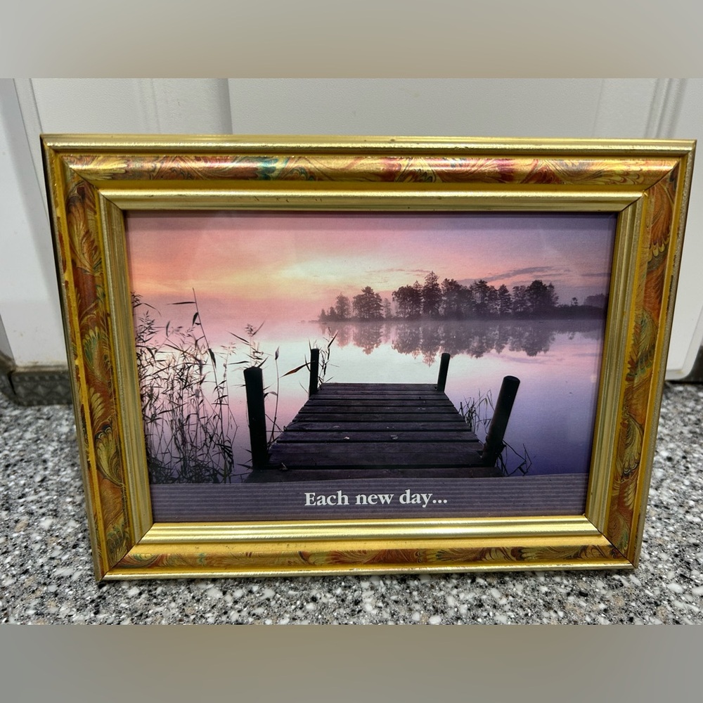 Gold Colored 5"x7" Picture Frame 🖼️